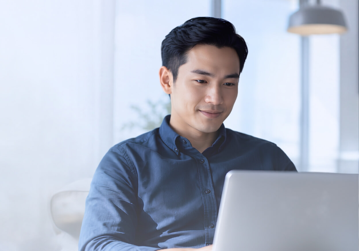 Cặp đôi trẻ xem thông tin tài chính trên máy tính bảng tại nhà